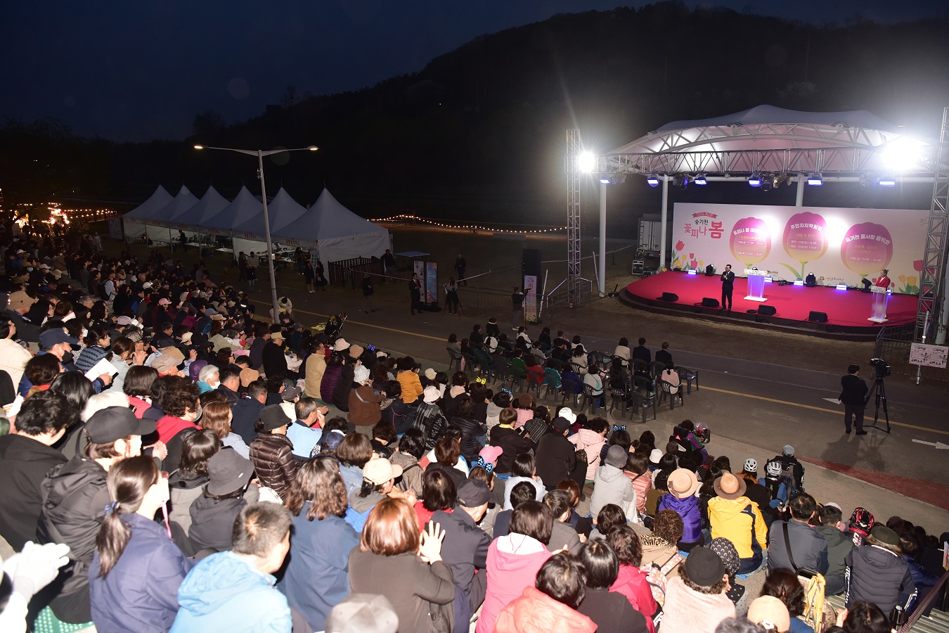 연수구는 지난 18일과 19일 이틀간 승기천 잔디광장 일원에서 제2회 승기천 꽃피나 봄 ‘승기천 물사랑 음악회 ‘제1회 연수구 주민자치박람회 등 다양한 행사를 진행해 방문객에게 큰 호응을 얻었다